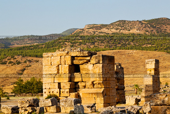  pamukkale    old     construction in asia turkey the column  and the roman temple . Стоковое фото, агентство Ingram Publishing / Фотобанк Лори