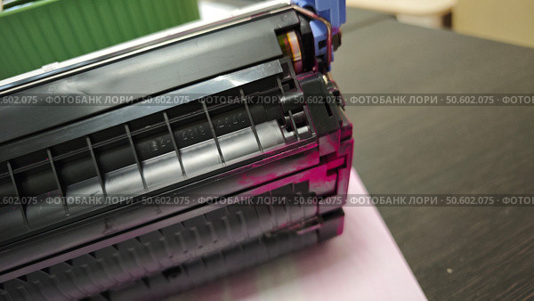 ... Принтер HP Color Jet 5500 с открытой передней крышкой и картриджи к нему. Редакционное фото, фотограф Юлия Дубинина / Фотобанк Лори