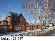 Коттедж из красного кирпича, стоящий на зимней улице (2007 год). Стоковое фото, фотограф Александр Тараканов / Фотобанк Лори