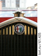 Логотип на радиаторной решетке Alfa Romeo (2007 год). Редакционное фото, фотограф Demyanyuk Kateryna / Фотобанк Лори