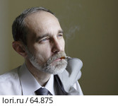 Мужчина докуривающий сигарету. Стоковое фото, фотограф Леонид Козлов / Фотобанк Лори