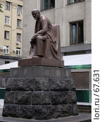 Гранитный В. И. Ленин сидит во дворе Тверской улицы в Москве (2007 год). Редакционное фото, фотограф Чертопруд Сергей / Фотобанк Лори