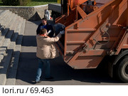 Человек выбрасывает мусор в мусорную машину (2007 год). Редакционное фото, фотограф Дмитрий Доможиров / Фотобанк Лори