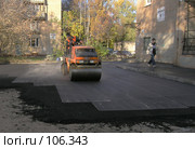 Укладка асфальта небольшим катком (2007 год). Редакционное фото, фотограф Антон Алябьев / Фотобанк Лори