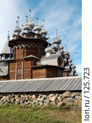 Ограда погоста и Покровская церковь, остров Кижи, Карелия (2006 год). Редакционное фото, фотограф Александр Максимов / Фотобанк Лори