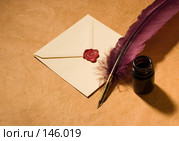 Натюрморт о письме в старинном конверте с пером и чернильницей на фоне старинной писчей бумаги. Стоковое фото, фотограф Татьяна Белова / Фотобанк Лори