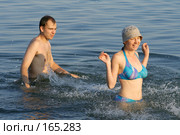 Парень и девушка резвятся в воде. Стоковое фото, фотограф Вера Тропынина / Фотобанк Лори
