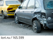 Ущерб нанесенный двум припаркованным иномаркам проезжающим автомобилем (2008 год). Редакционное фото, фотограф Сайганов Александр / Фотобанк Лори