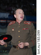 Марат Башаров в военной форме держит в руке старую пластинку (2007 год). Редакционное фото, фотограф Артём Анисимов / Фотобанк Лори