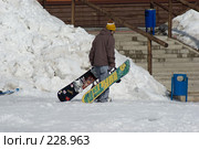 Парень тащит два сноуборда (2008 год). Редакционное фото, фотограф Талдыкин Юрий / Фотобанк Лори