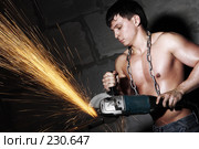 Рабочий режет металл. Стоковое фото, фотограф Максим Соколов / Фотобанк Лори