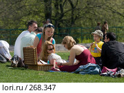Семейный пикник в парке (2008 год). Редакционное фото, фотограф Юрий Синицын / Фотобанк Лори