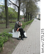 Мужчина, уснувший на урне (2008 год). Стоковое фото, фотограф Заноза-Ру / Фотобанк Лори
