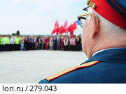 Ветеран смотрит на митинг, посвященный Дню Победы. Стоковое фото, фотограф Артём Анисимов / Фотобанк Лори