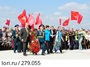 Возложение венков от ветеранов и молодежи под красными флагами (2008 год). Редакционное фото, фотограф Артём Анисимов / Фотобанк Лори