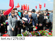 Ветераны под красными флагами возлагают цветы (2008 год). Редакционное фото, фотограф Артём Анисимов / Фотобанк Лори