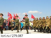 Парадный строй солдат в форме Великой Отечественной войны на фоне красных флагов (2008 год). Редакционное фото, фотограф Артём Анисимов / Фотобанк Лори