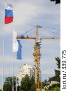 Кран и флаги России в Сочи (2008 год). Стоковое фото, фотограф Михаил Малышев / Фотобанк Лори