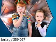 Мальчик и девочка под зонтиком. Стоковое фото, фотограф Алина Анохина / Фотобанк Лори