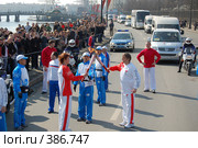 Александр Чаев передает олимпийский огонь Елене Дендеберовой (2008 год). Редакционное фото, фотограф Vladimir Kolobov / Фотобанк Лори