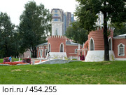 Вход в усадьбу князя А.В.Репнина "Воронцово" (2007 год). Редакционное фото, фотограф Юрий Синицын / Фотобанк Лори