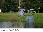 Зорбы (водоходные шары): задраиваем люк (2008 год). Редакционное фото, фотограф Антон Алябьев / Фотобанк Лори