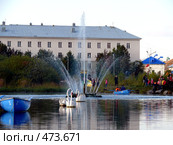 Фонтан с лебедями посередине озера г. Полярного (2008 год). Редакционное фото, фотограф Иван Мацкевич / Фотобанк Лори