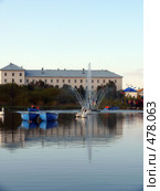 Фонтан с лебедями посередине озера г. Полярного (2008 год). Редакционное фото, фотограф Иван Мацкевич / Фотобанк Лори