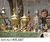 Самовары, бюсты, статуэтки, кофейники. Раритеты и подделки. Блошиный рынок у железнодорожной платформы Лианозово. Москва (2007 год). Редакционное фото, фотограф Александр Висляев / Фотобанк Лори