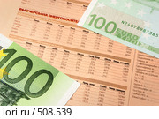 Купюры в сто евро, лежащие поверх биржевых котировок (2008 год). Редакционное фото, фотограф Дмитрий Яковлев / Фотобанк Лори