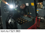 В сервисном центре по ремонту погрузчиков (2008 год). Редакционное фото, фотограф Владимир Воякин / Фотобанк Лори