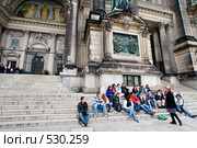 На ступеньках храма.Берлин (2008 год). Редакционное фото, фотограф Михаил Мандрыгин / Фотобанк Лори