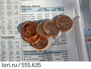 Золотые червонцы на немецкой газете с биржевыми сводками (2008 год). Редакционное фото, фотограф Людмила Травина / Фотобанк Лори