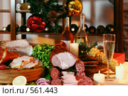 Новогодний натюрморт с вином, шампанским, фруктами и мясом на фоне полок с вином. Стоковое фото, фотограф Татьяна Белова / Фотобанк Лори