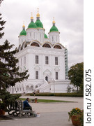 Астрахань. Реставрация в Кремле. Уставший строитель отдыхает (2008 год). Редакционное фото, фотограф Румянцева Наталия / Фотобанк Лори