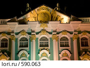 Герб на тимпане фронтона  Зимнего дворца. Санкт-Петербург (2008 год). Редакционное фото, фотограф Александр Алексеев / Фотобанк Лори
