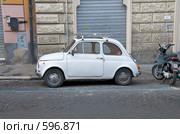 Улица Рима. Старенький автомобиль (2008 год). Редакционное фото, фотограф Сергеев Игорь / Фотобанк Лори