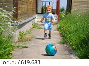 Ребенок играет с мячом (2008 год). Редакционное фото, фотограф Наталья Груздева / Фотобанк Лори