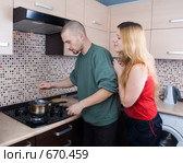 Мужчина на кухне готовит еду. Стоковое фото, фотограф паша семенов / Фотобанк Лори