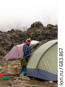 Носильщик в палаточном лагере Баранко (Barranco camp),  Килиманджаро, Танзания (2008 год). Редакционное фото, фотограф Алексей Зарубин / Фотобанк Лори