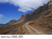 Проселочная дорога между скалами и океаном (2008 год). Стоковое фото, фотограф Знаменский Олег / Фотобанк Лори