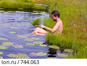 Веселый мужчина на берегу озера. Стоковое фото, фотограф Argument / Фотобанк Лори