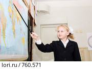 Ученица у карты мира (2009 год). Редакционное фото, фотограф Ирина Золина / Фотобанк Лори