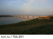 Утро. Мост через реку Иркут. Бурятия (2007 год). Редакционное фото, фотограф Валерий Митяшов / Фотобанк Лори