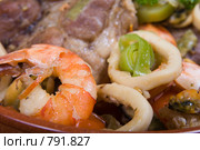 Катаплана - свинина, тушеная с морепродуктами, креветка на переднем плане. Стоковое фото, фотограф Елена А / Фотобанк Лори