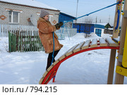 Девочка по канату залезает на горку (2008 год). Редакционное фото, фотограф Александр Тараканов / Фотобанк Лори