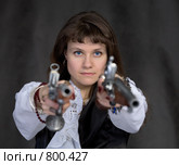Девушка - пиратка с пистолетами в обеих руках. Стоковое фото, фотограф pzAxe / Фотобанк Лори