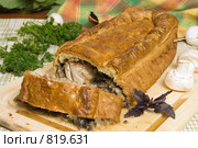 Сдобный пирог с мясом и грибами. Стоковое фото, фотограф Елена А / Фотобанк Лори