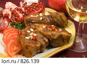 Мясо по-восточному, тушеное в меду с орехами. Стоковое фото, фотограф Елена А / Фотобанк Лори