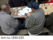 Пенсионеры играют в карты (2008 год). Редакционное фото, фотограф Юрий Синицын / Фотобанк Лори